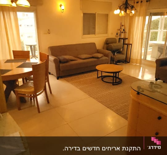 סלון עם ריהוט מודרני, שולחן עגול וכורסאות